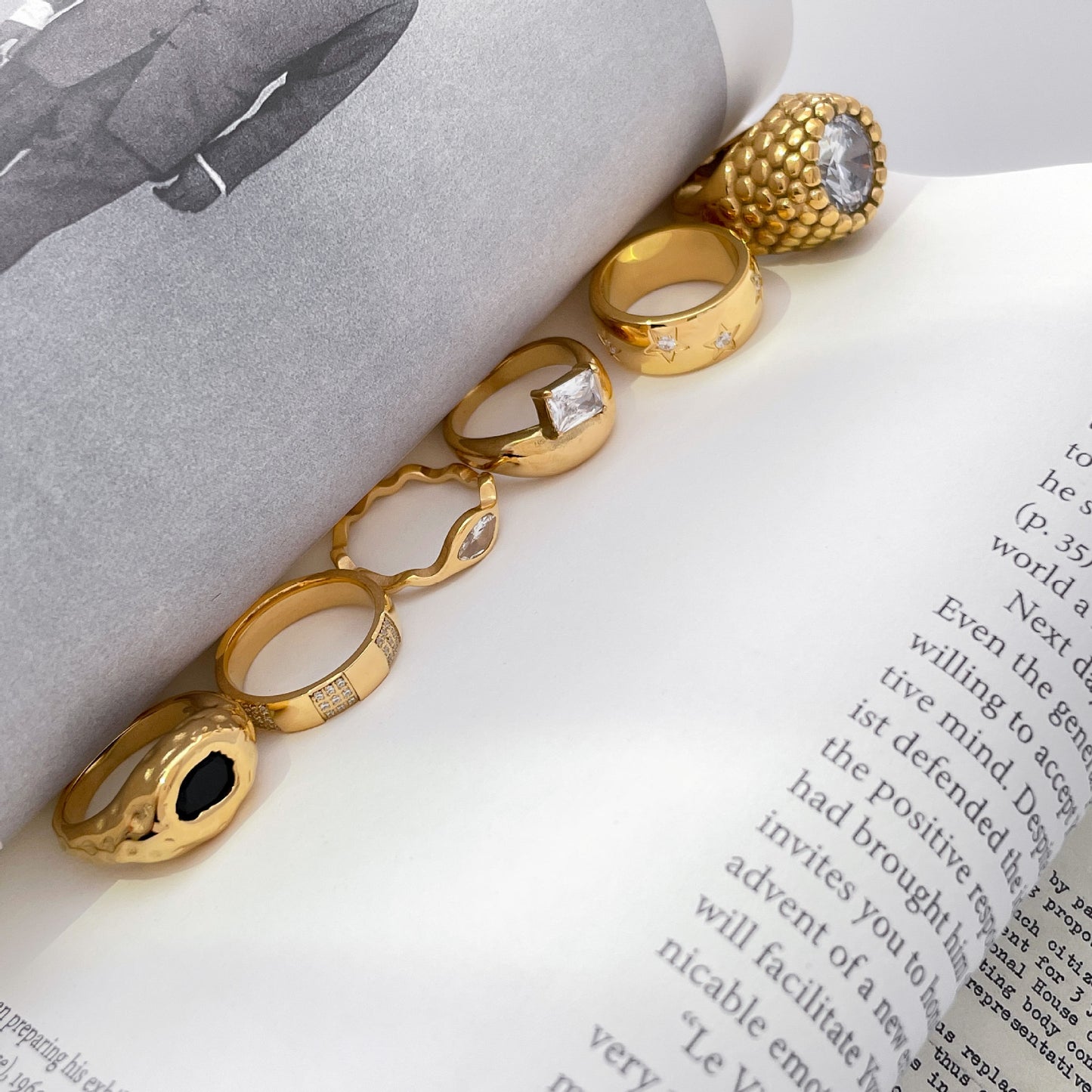 Floral Core Zircon Ring, Black Zircon Eye, Wave-Patterned Star Ti Steel, 18K Gold-Plated
