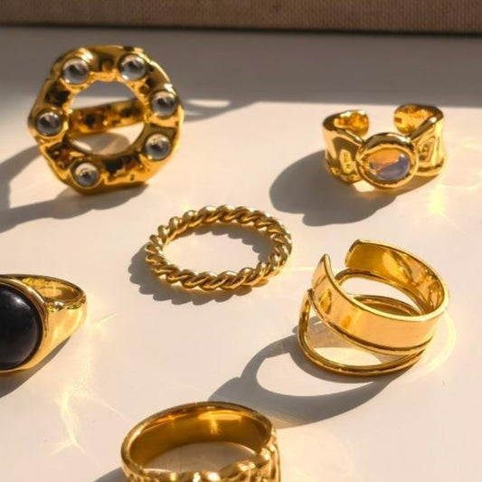 Delicate Sparkling Ring with Pearl, Floral Design, K-Gold Plated Twisted Geometry