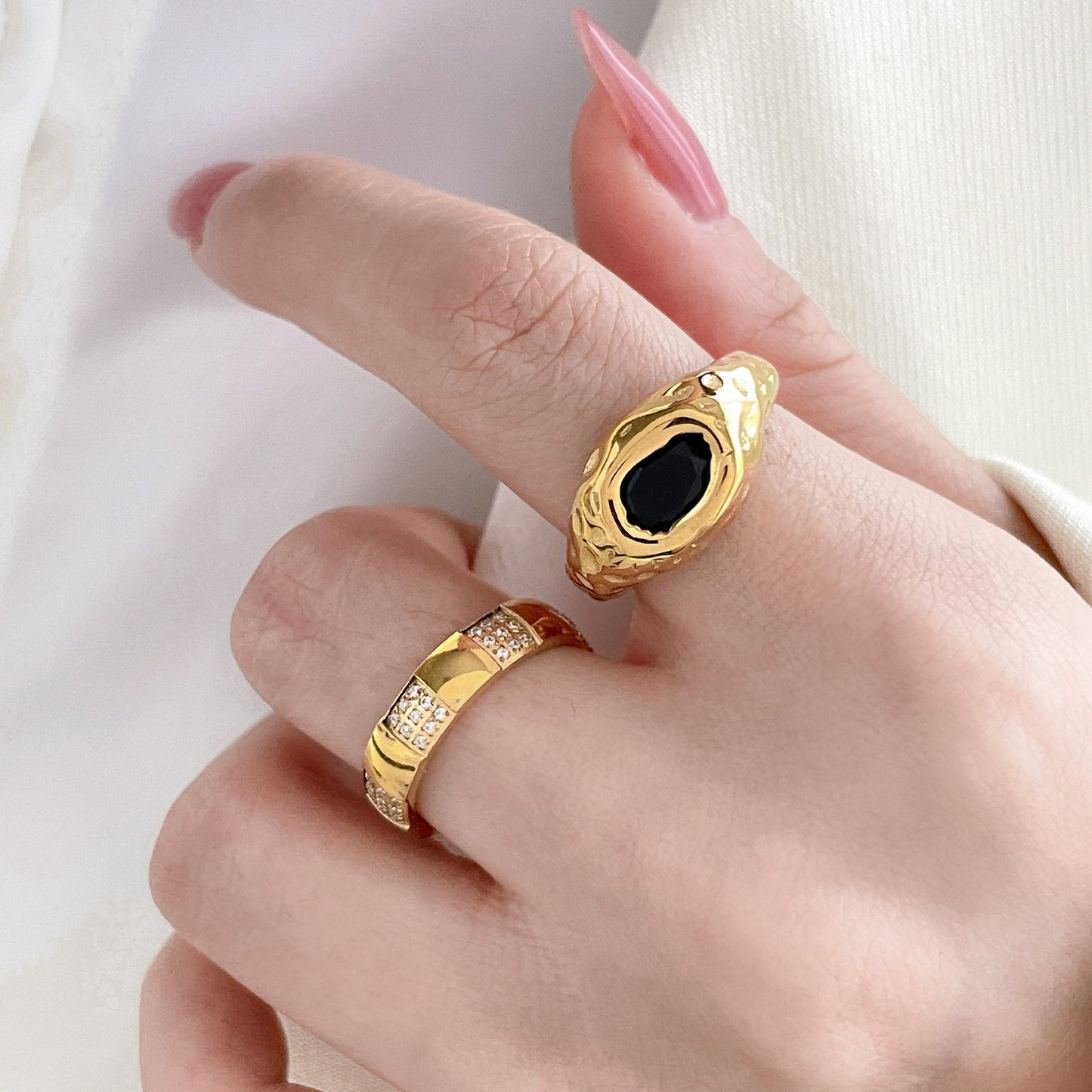 Floral Core Zircon Ring, Black Zircon Eye, Wave-Patterned Star Ti Steel, 18K Gold-Plated
