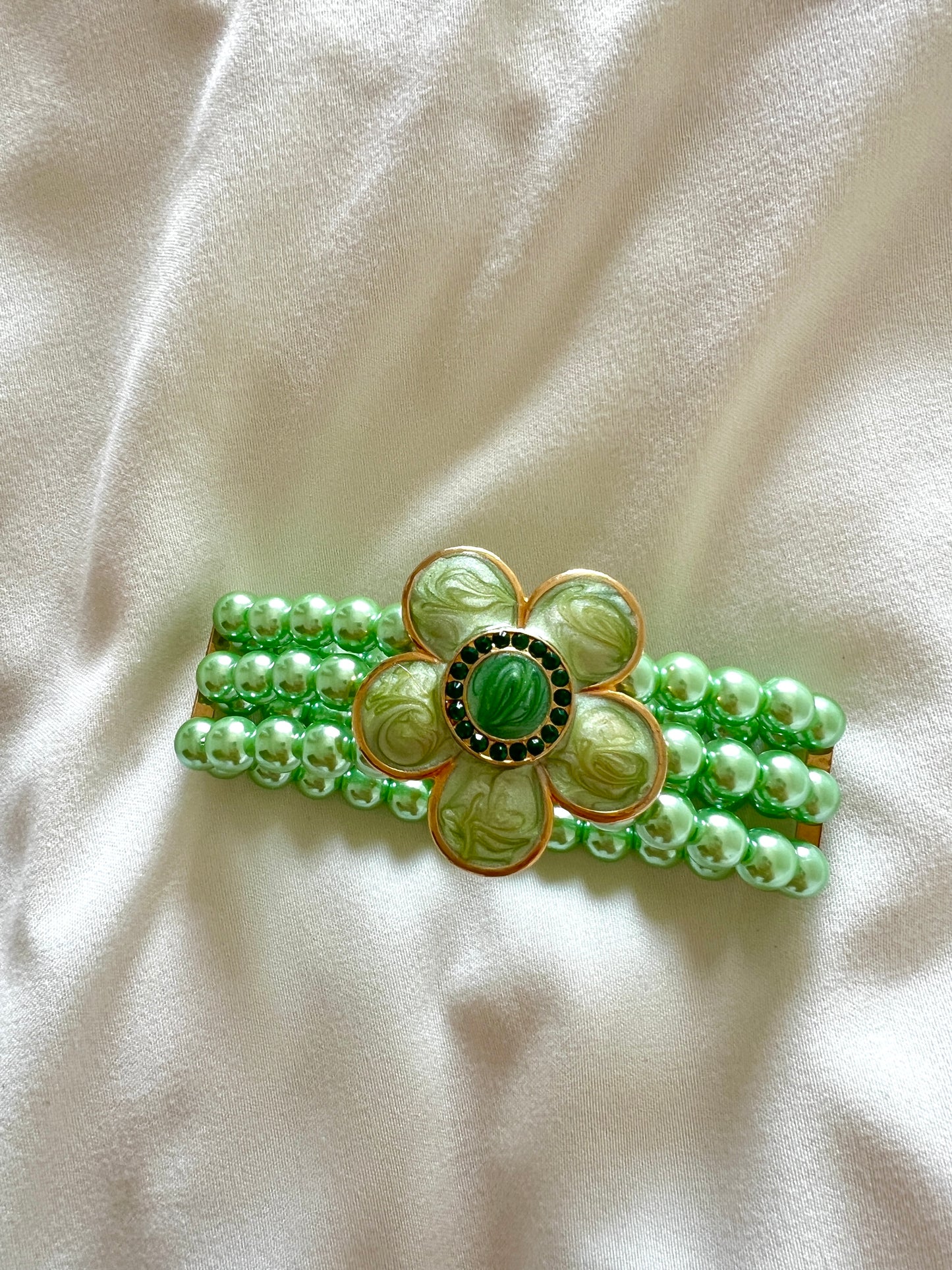 Vintage Green serpentine stone flower stacking pearl bracelet, adorable and unique, elastic chain adjustable.
