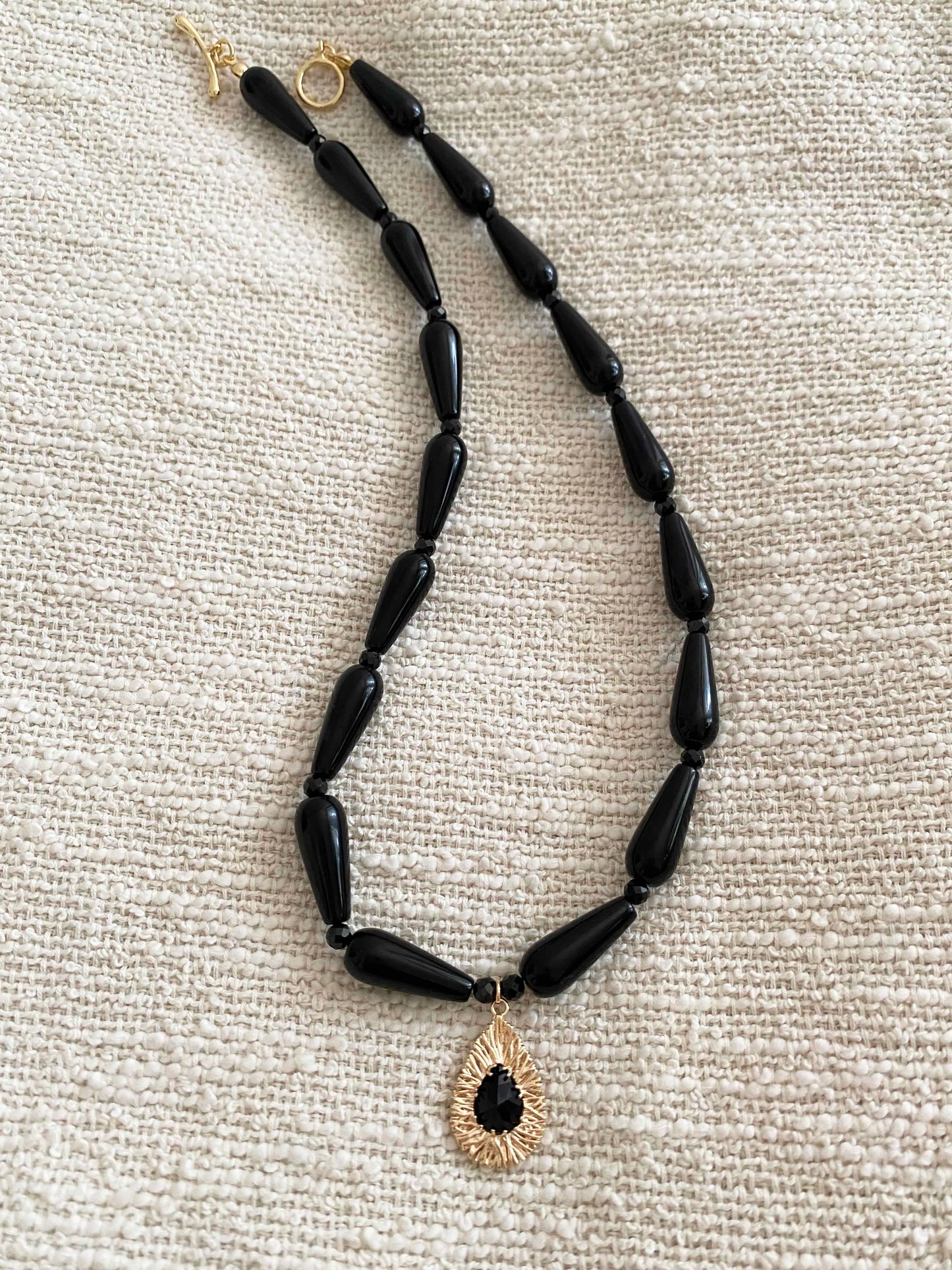 Timeless Agate Necklace – Elegant Natural Stone Jewelry with Unique Black Agate