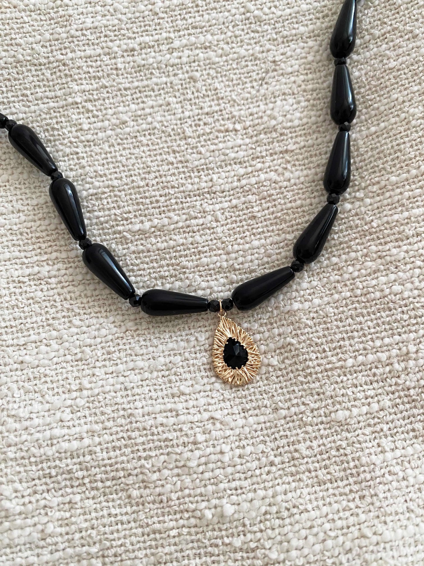 Timeless Agate Necklace – Elegant Natural Stone Jewelry with Unique Black Agate