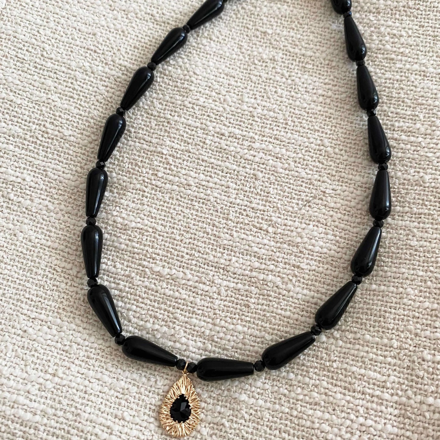 Timeless Agate Necklace – Elegant Natural Stone Jewelry with Unique Black Agate