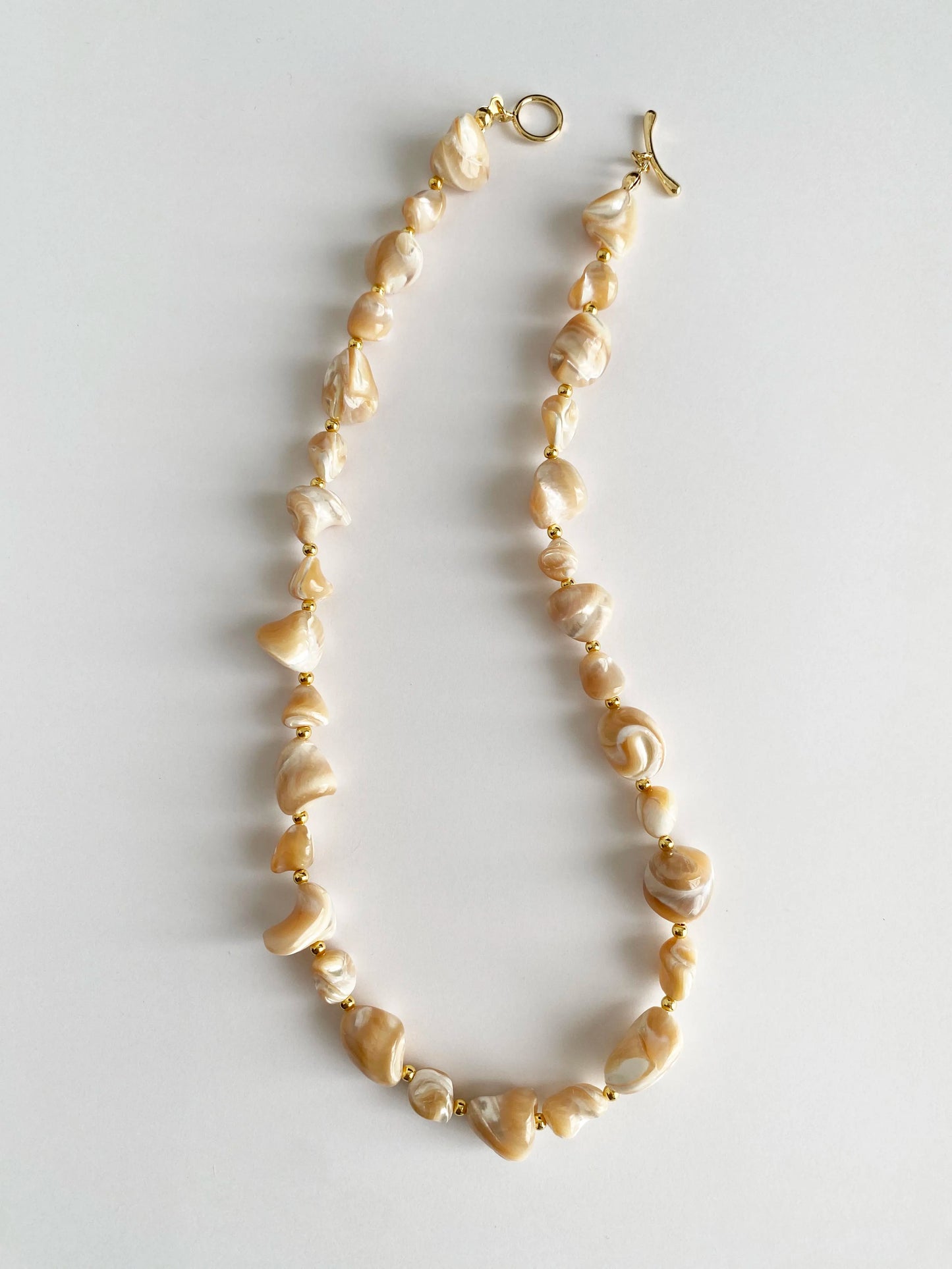 Ocean Wonders Seashell Necklace – Artisanal Beach Jewelry with Pearlescent Shells
