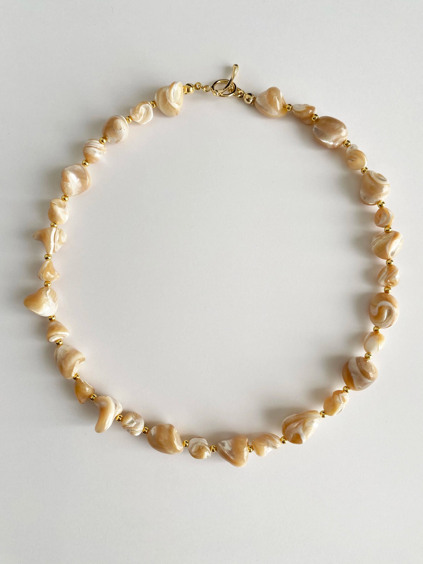 Ocean Wonders Seashell Necklace – Artisanal Beach Jewelry with Pearlescent Shells