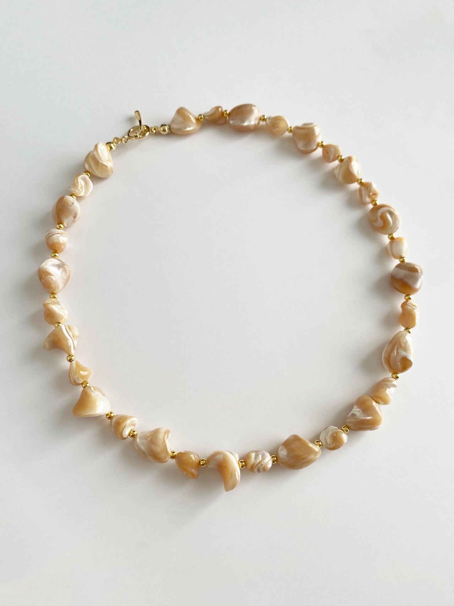 Ocean Wonders Seashell Necklace – Artisanal Beach Jewelry with Pearlescent Shells