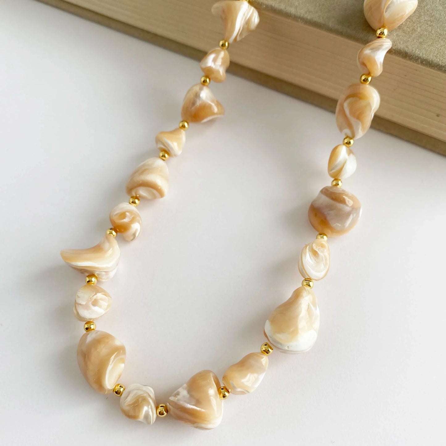 Ocean Wonders Seashell Necklace – Artisanal Beach Jewelry with Pearlescent Shells