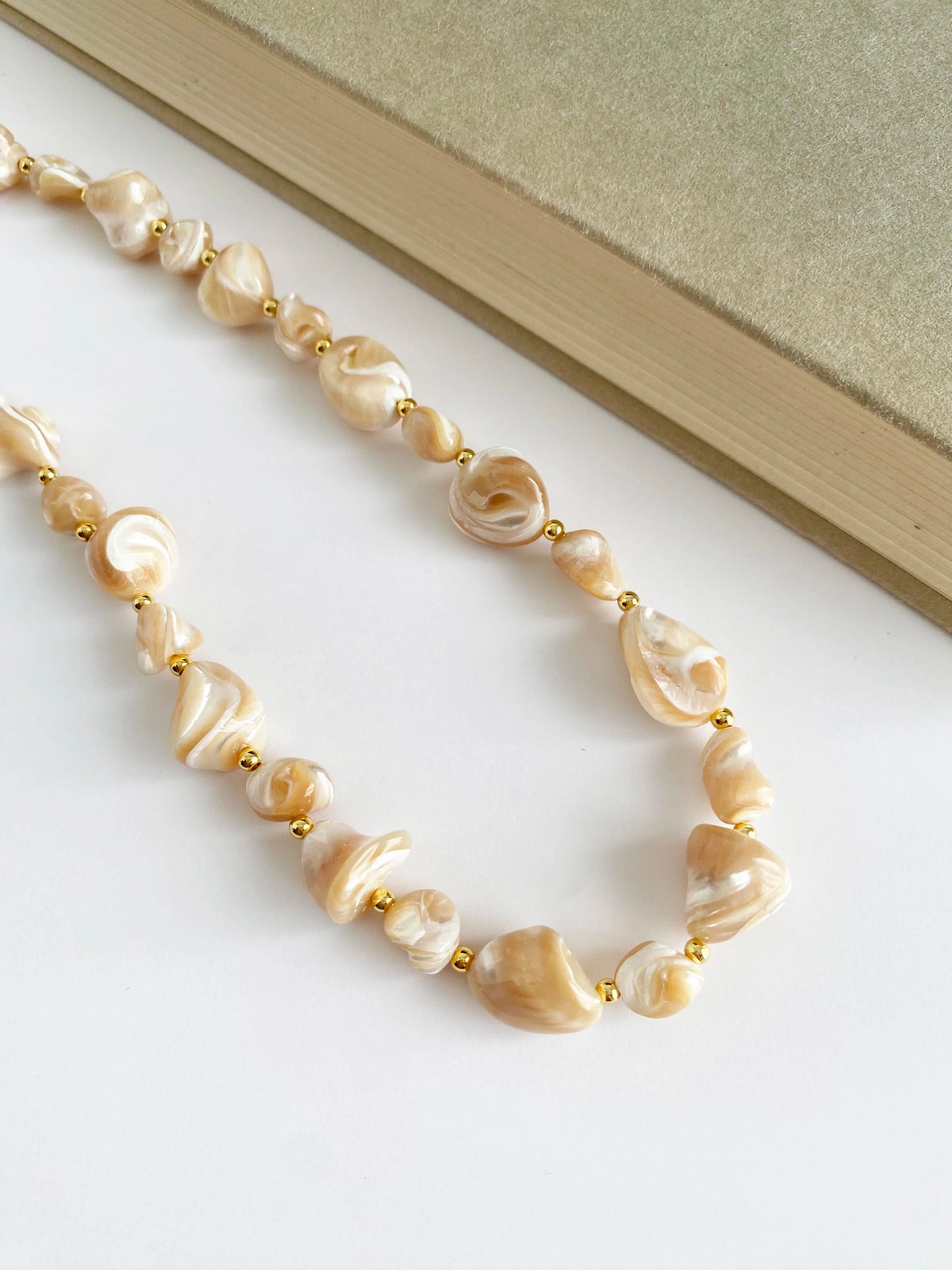 Ocean Wonders Seashell Necklace – Artisanal Beach Jewelry with Pearlescent Shells
