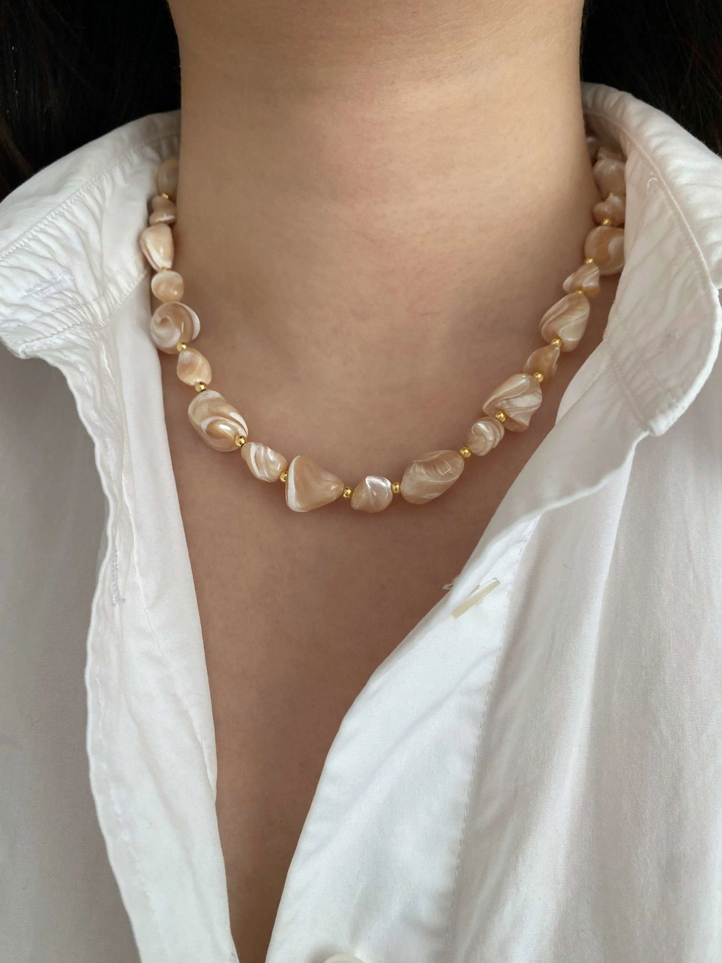Ocean Wonders Seashell Necklace – Artisanal Beach Jewelry with Pearlescent Shells