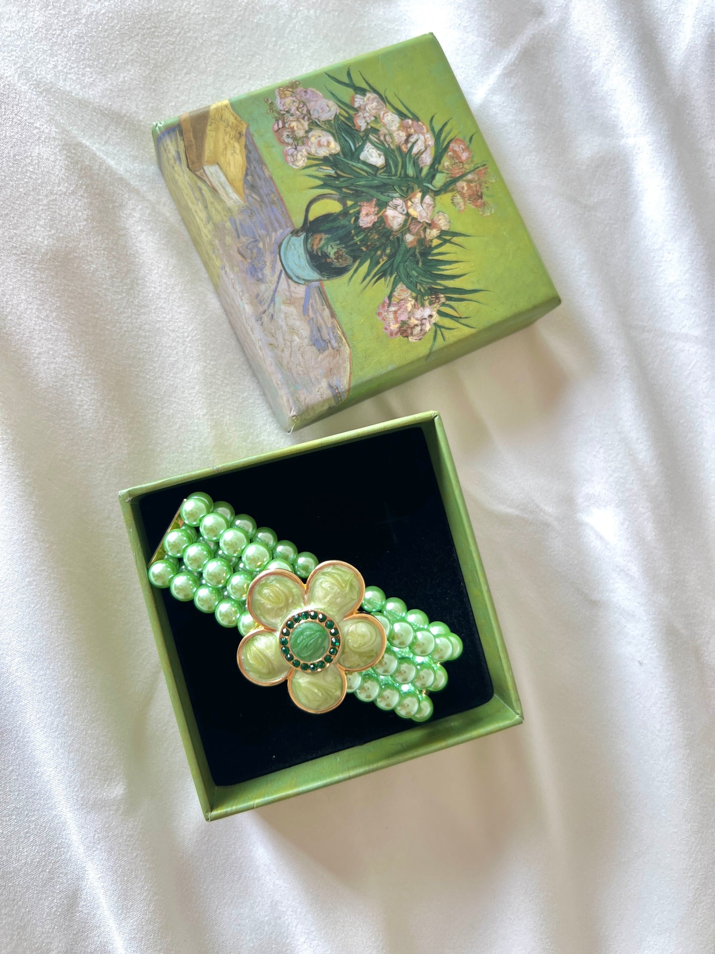 Vintage Green serpentine stone flower stacking pearl bracelet, adorable and unique, elastic chain adjustable.