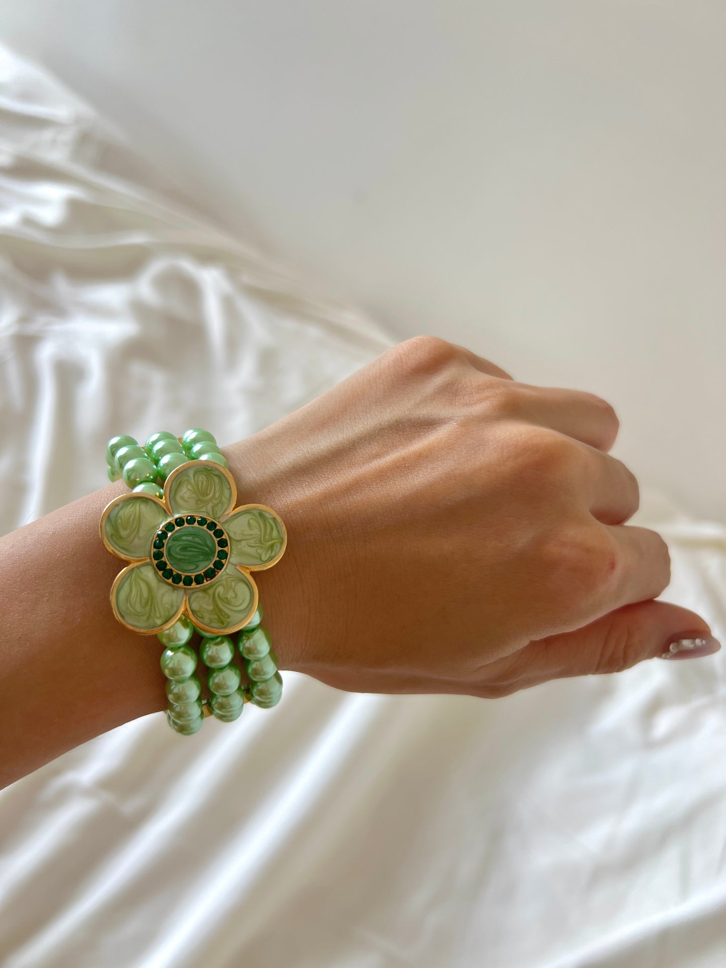 Vintage Green serpentine stone flower stacking pearl bracelet, adorable and unique, elastic chain adjustable.