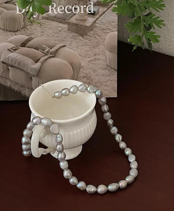 Elegant Gradient Pearl Necklace – Versatile Jewelry with Pearlescent Tones