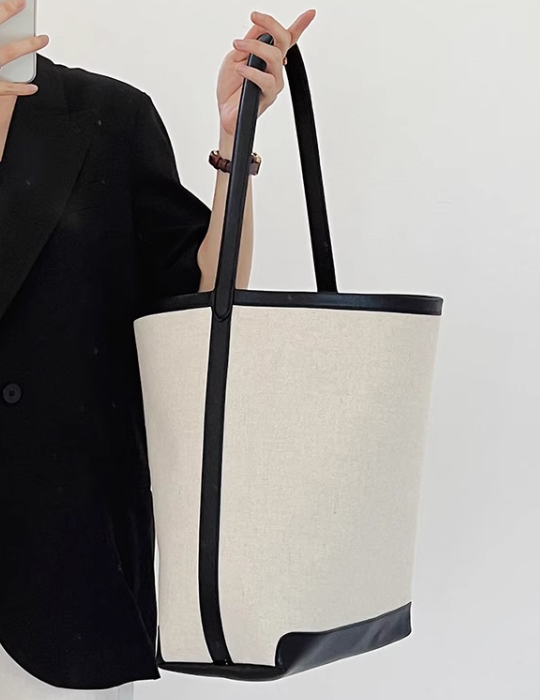 Women's 2024 new trend in handbags, trendy this year with a sense of luxury, black and white niche canvas tote bag, large capacity bucket crossbody bag