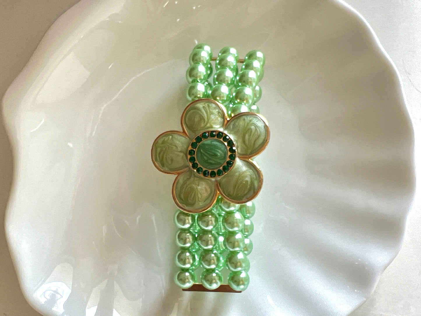 Vintage Green serpentine stone flower stacking pearl bracelet, adorable and unique, elastic chain adjustable.