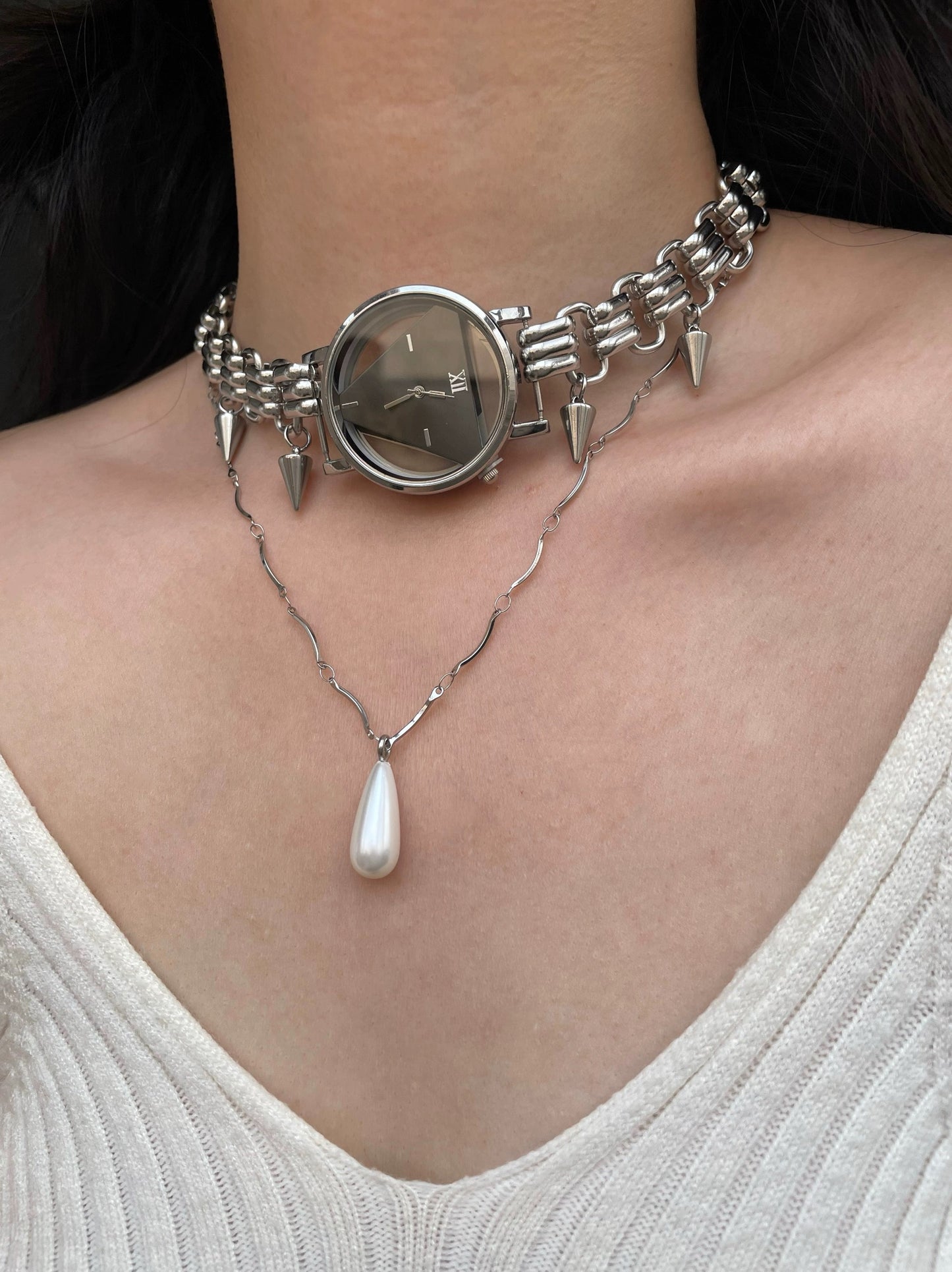 Vintage watch pendant necklace with pearl, niche punk style, metallic Y2K necklace, elegant and trendy, Trend Clutter Cool Necklace.