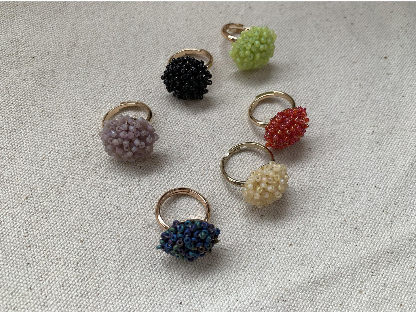 Fresh-Colored Rice Bead Woven Circular Ring, Available in Multiple Colors, Fresh and Elegant, Specially Designed Non-Matching Ring, Perfect Ladies' Gift