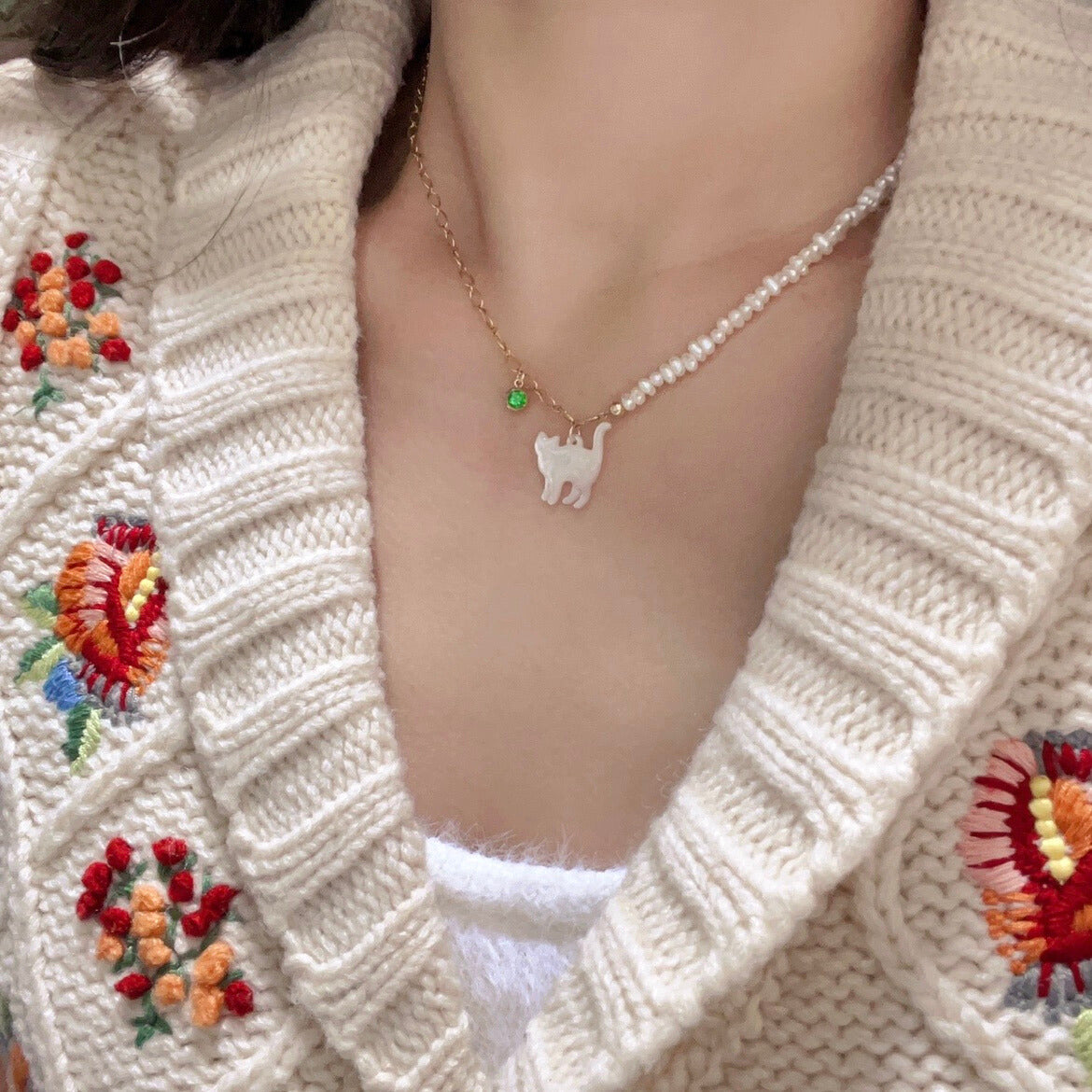 Elegant 14k Gold-Plated Natural Mother-of-Pearl Cat Pendant with Lustrous Pearl Necklace