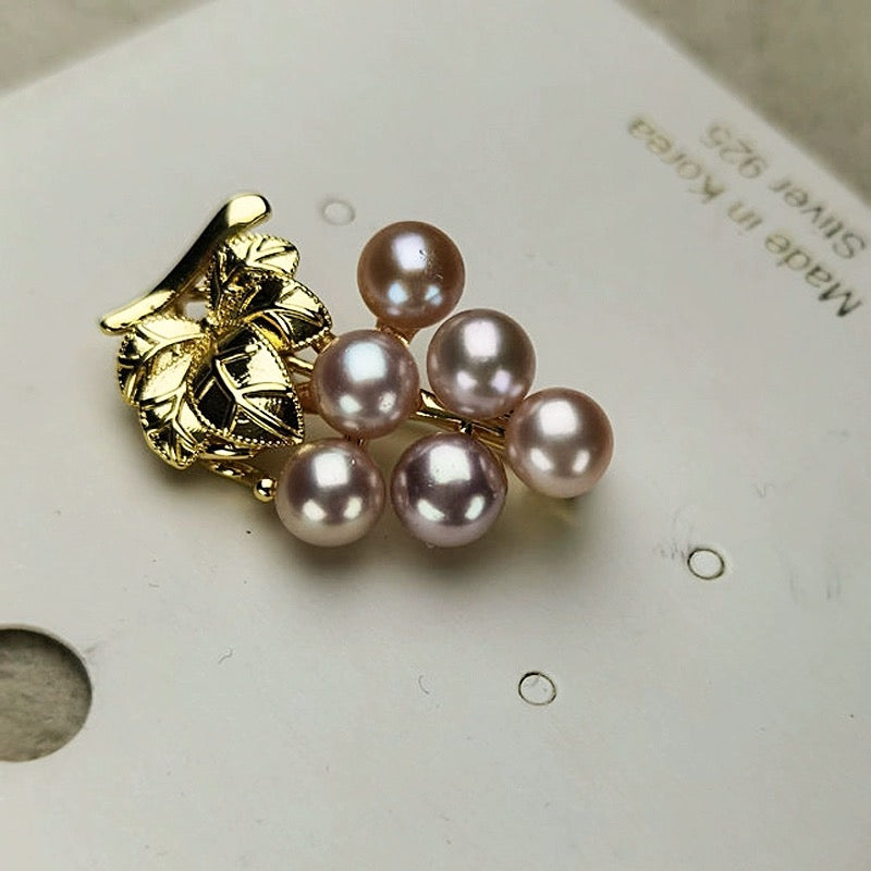 Elegant Freshwater Pearl Grape Cluster Brooch - Chic Anti-Light Exposure Pin for Sophisticated Attire
