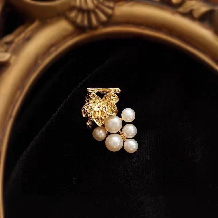 Elegant Freshwater Pearl Grape Cluster Brooch - Chic Anti-Light Exposure Pin for Sophisticated Attire