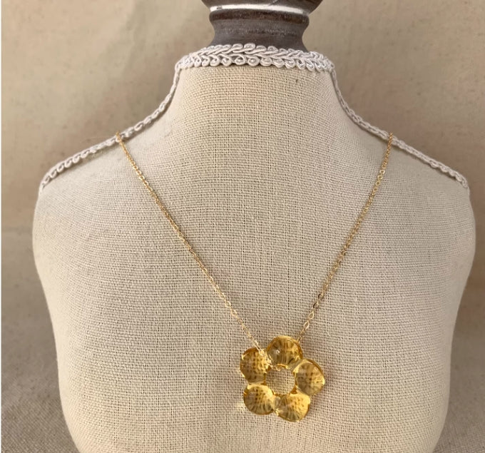 Vintagepunk flower pendant necklace, fresh and delicate style,made of glass,a special gift