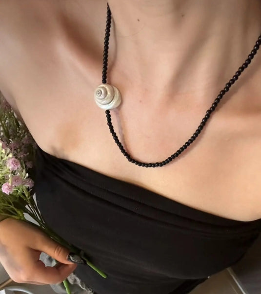 vintage punk-inspired conch necklace with obsidian accents, a Y2Kchoker, oceanic elements for a unique and niche style