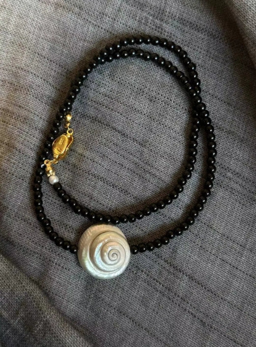 vintage punk-inspired conch necklace with obsidian accents, a Y2Kchoker, oceanic elements for a unique and niche style