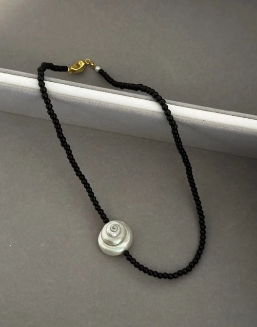 vintage punk-inspired conch necklace with obsidian accents, a Y2Kchoker, oceanic elements for a unique and niche style