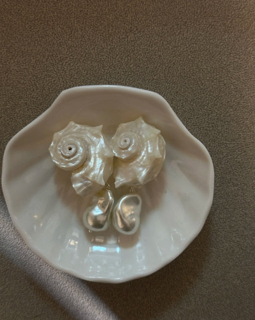Handcrafted, white conch shell earrings with pearl pendants,natural conch shells,s925 silver studs,unique and exquisite, a perfect gift.