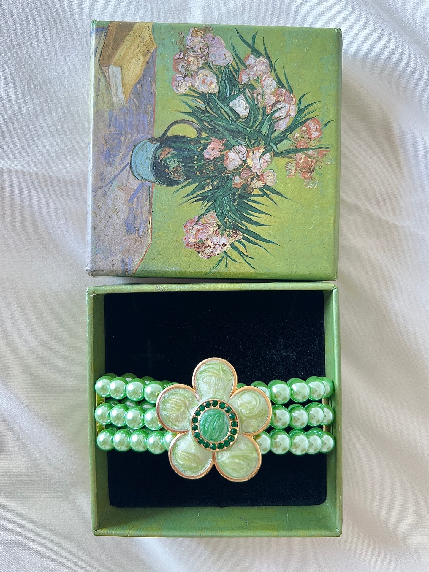 Vintage Green serpentine stone flower stacking pearl bracelet, adorable and unique, elastic chain adjustable.