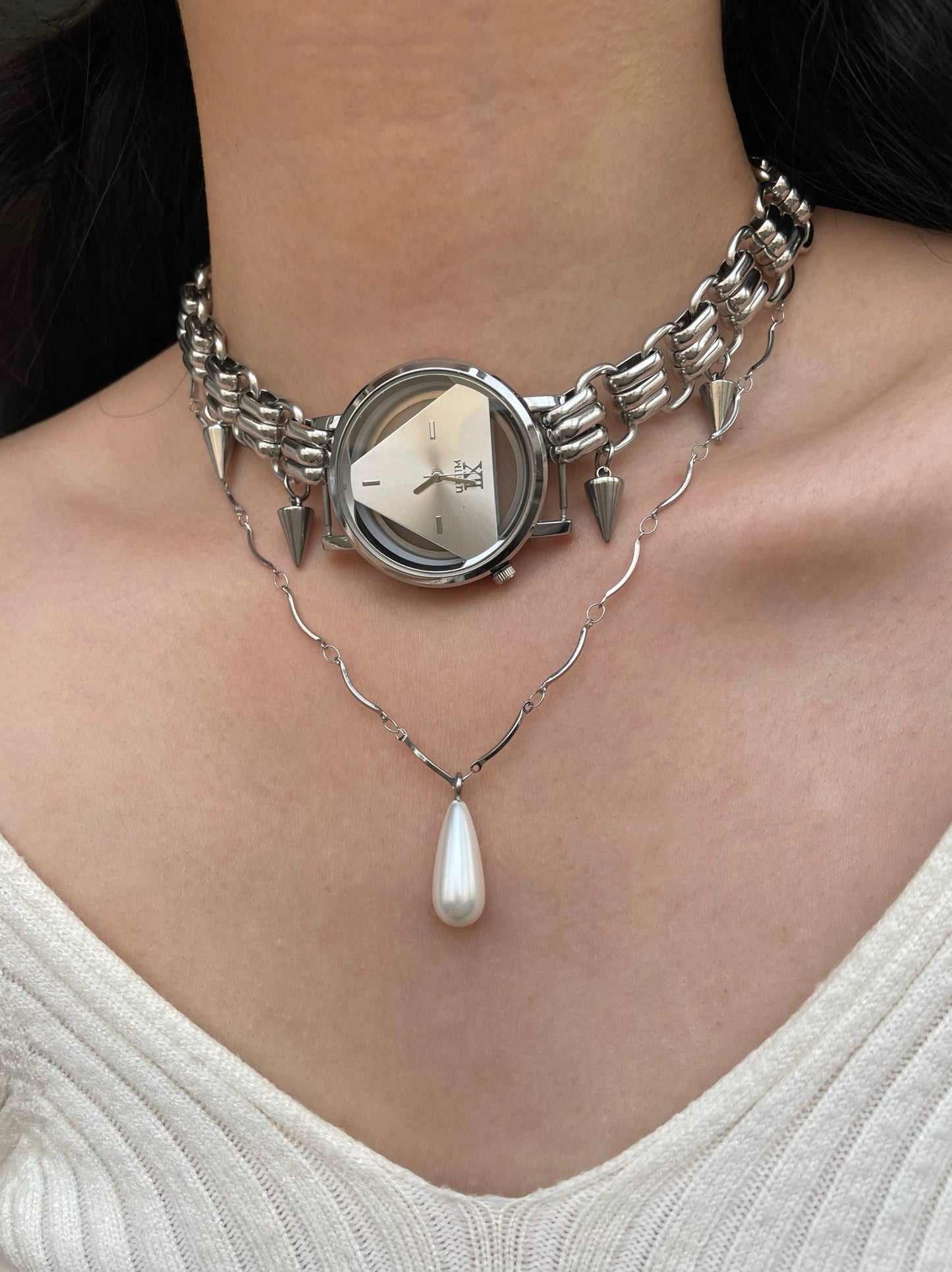 Vintage watch pendant necklace with pearl, niche punk style, metallic Y2K necklace, elegant and trendy, Trend Clutter Cool Necklace.
