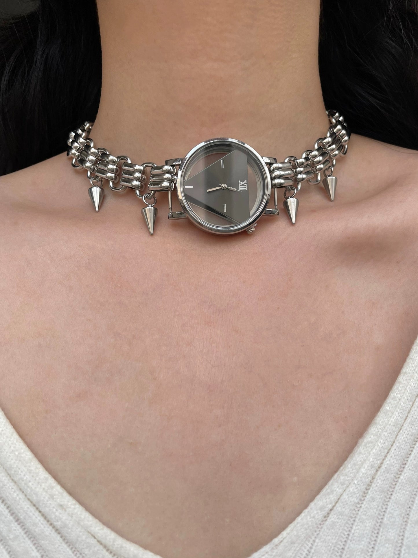 Vintage watch pendant necklace with pearl, niche punk style, metallic Y2K necklace, elegant and trendy, Trend Clutter Cool Necklace.