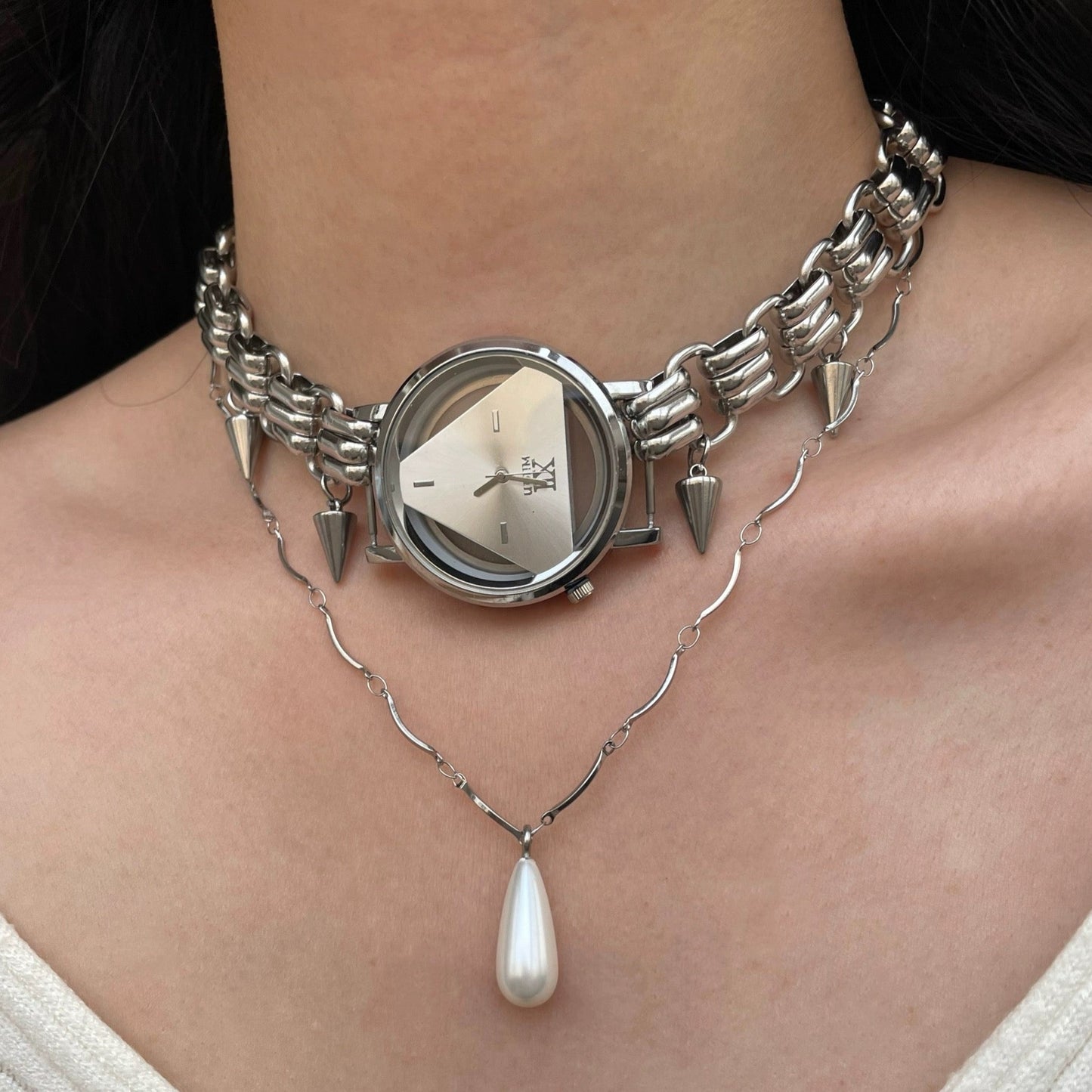 Vintage watch pendant necklace with pearl, niche punk style, metallic Y2K necklace, elegant and trendy, Trend Clutter Cool Necklace.