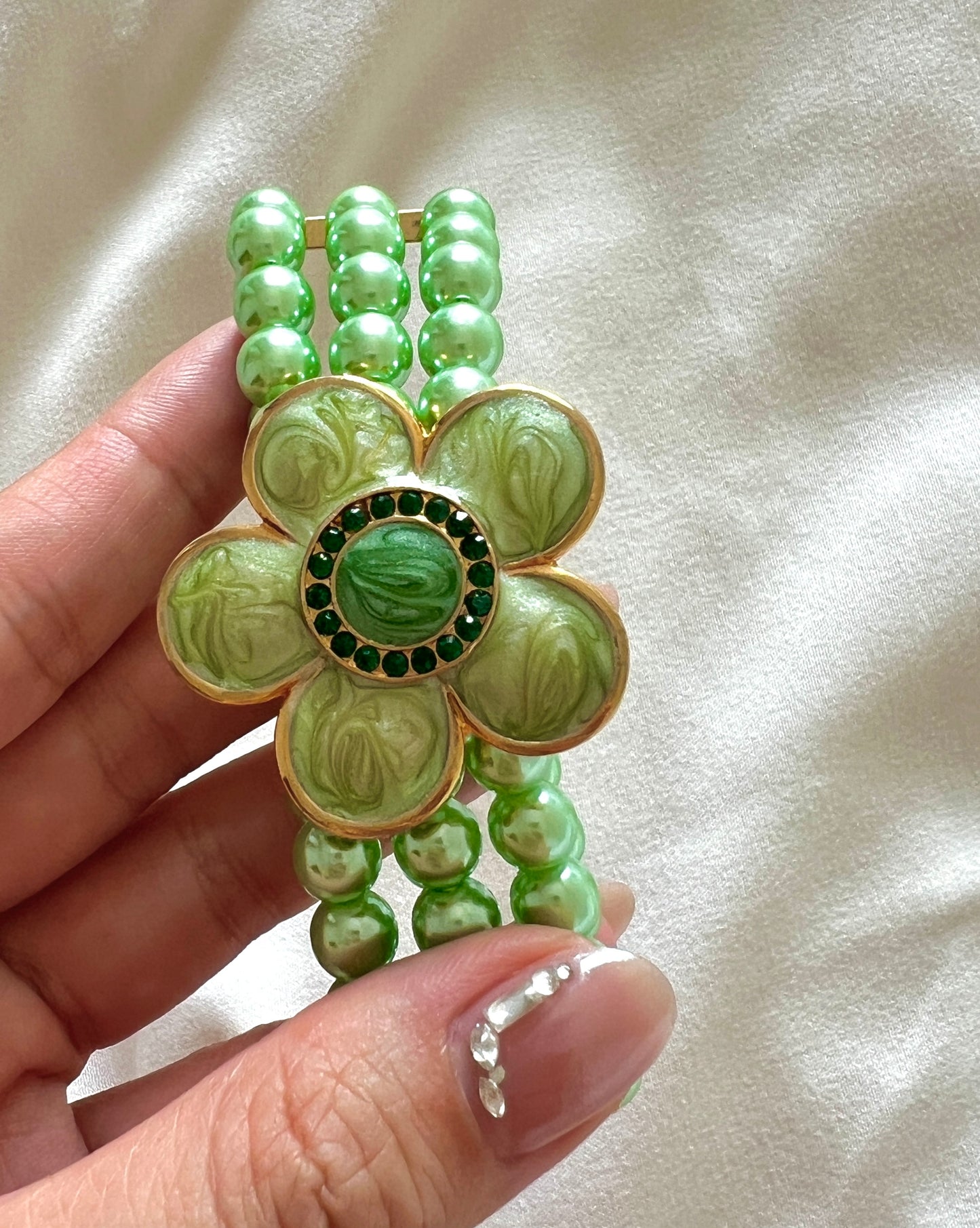 Vintage Green serpentine stone flower stacking pearl bracelet, adorable and unique, elastic chain adjustable.