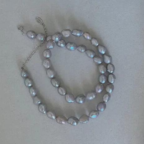 Elegant Gradient Pearl Necklace – Versatile Jewelry with Pearlescent Tones