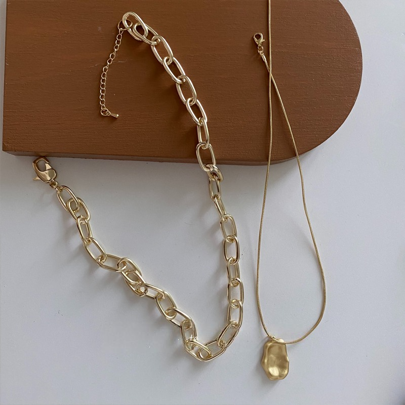 Bold Double Layer Necklace, Irregular Pendant, Adjustable Chain Lengths, Fashion-Forward Accessory