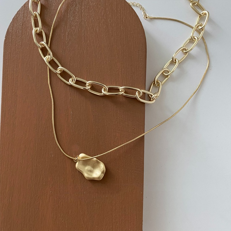 Bold Double Layer Necklace, Irregular Pendant, Adjustable Chain Lengths, Fashion-Forward Accessory