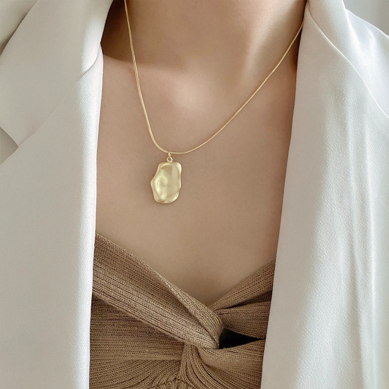 Bold Double Layer Necklace, Irregular Pendant, Adjustable Chain Lengths, Fashion-Forward Accessory