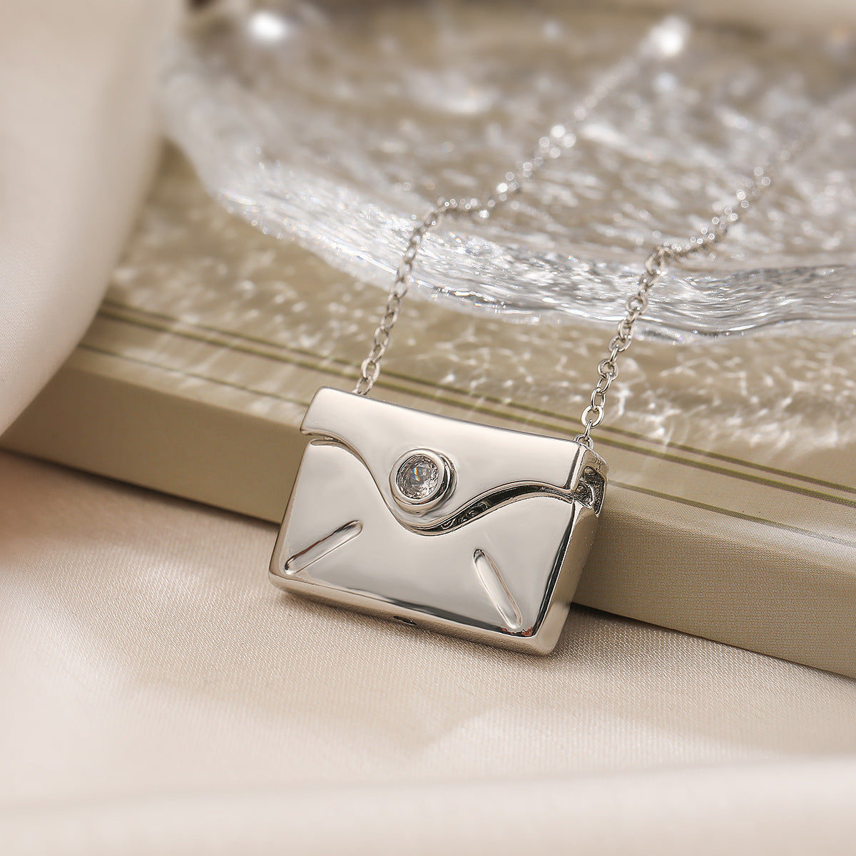 Luxury Gold-Plated Pull-Out Envelope Pendant Necklace – Unique Adjustable Charm Accessory