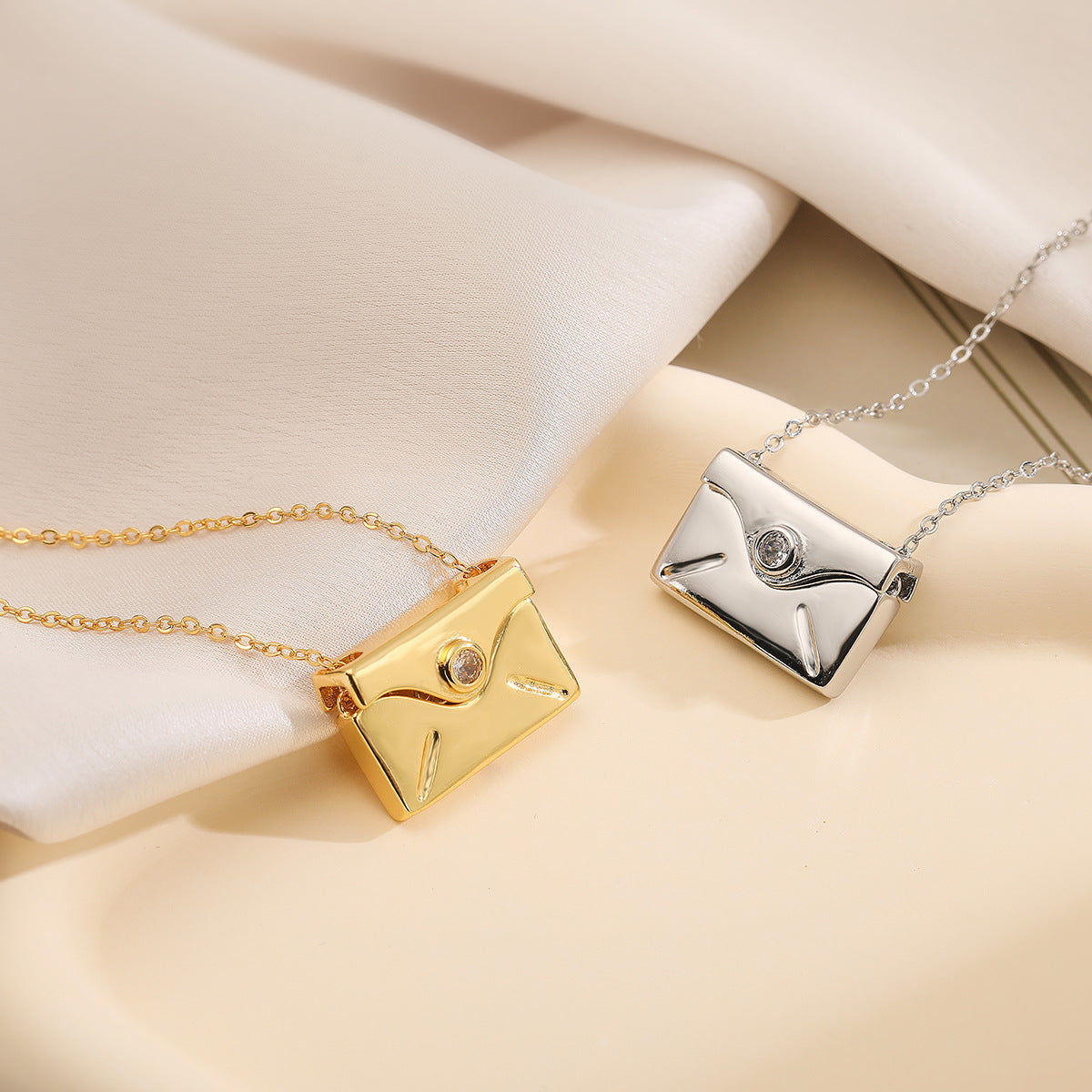 Luxury Gold-Plated Pull-Out Envelope Pendant Necklace – Unique Adjustable Charm Accessory