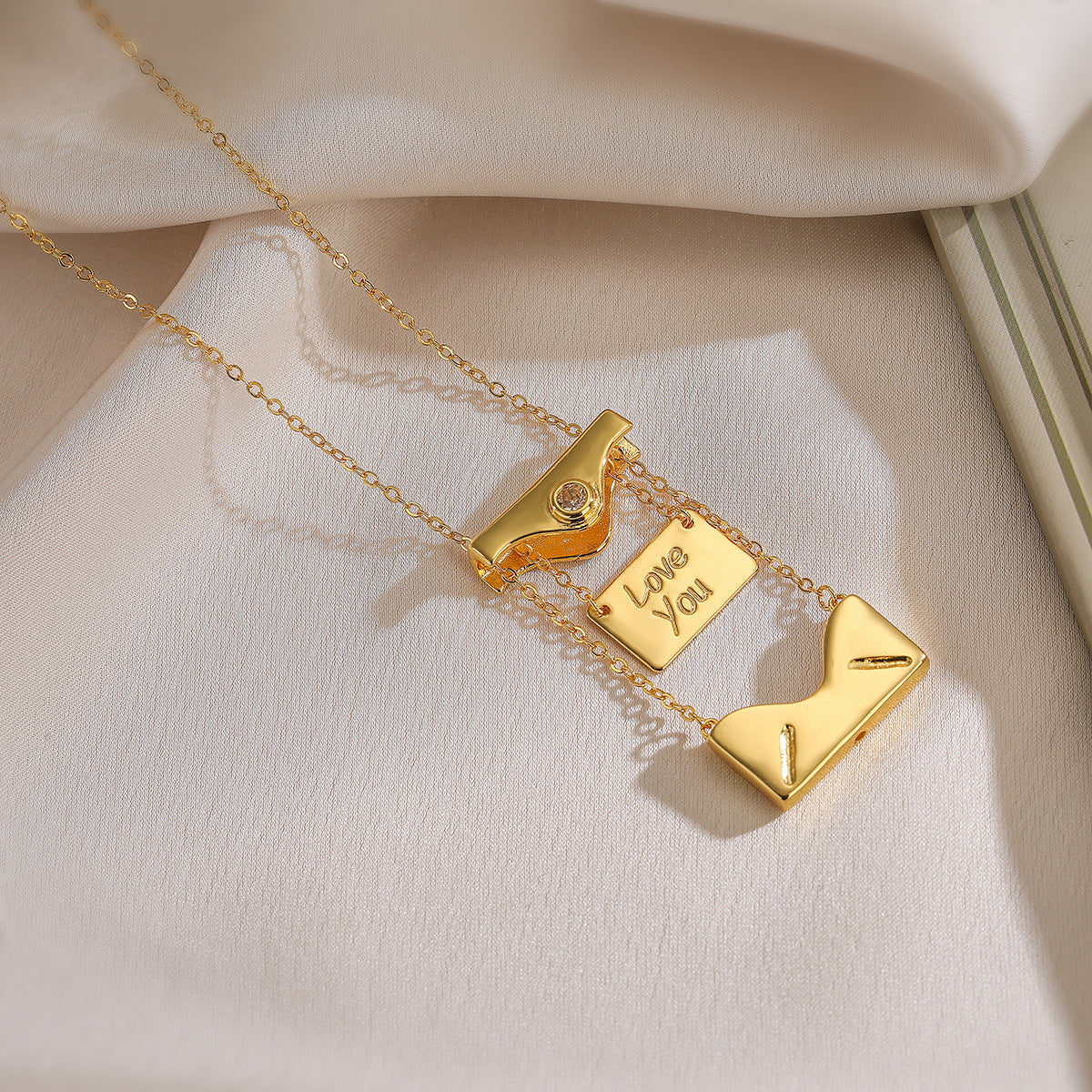 Luxury Gold-Plated Pull-Out Envelope Pendant Necklace – Unique Adjustable Charm Accessory