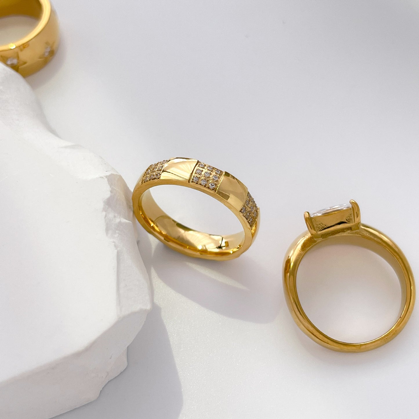 Floral Core Zircon Ring, Black Zircon Eye, Wave-Patterned Star Ti Steel, 18K Gold-Plated