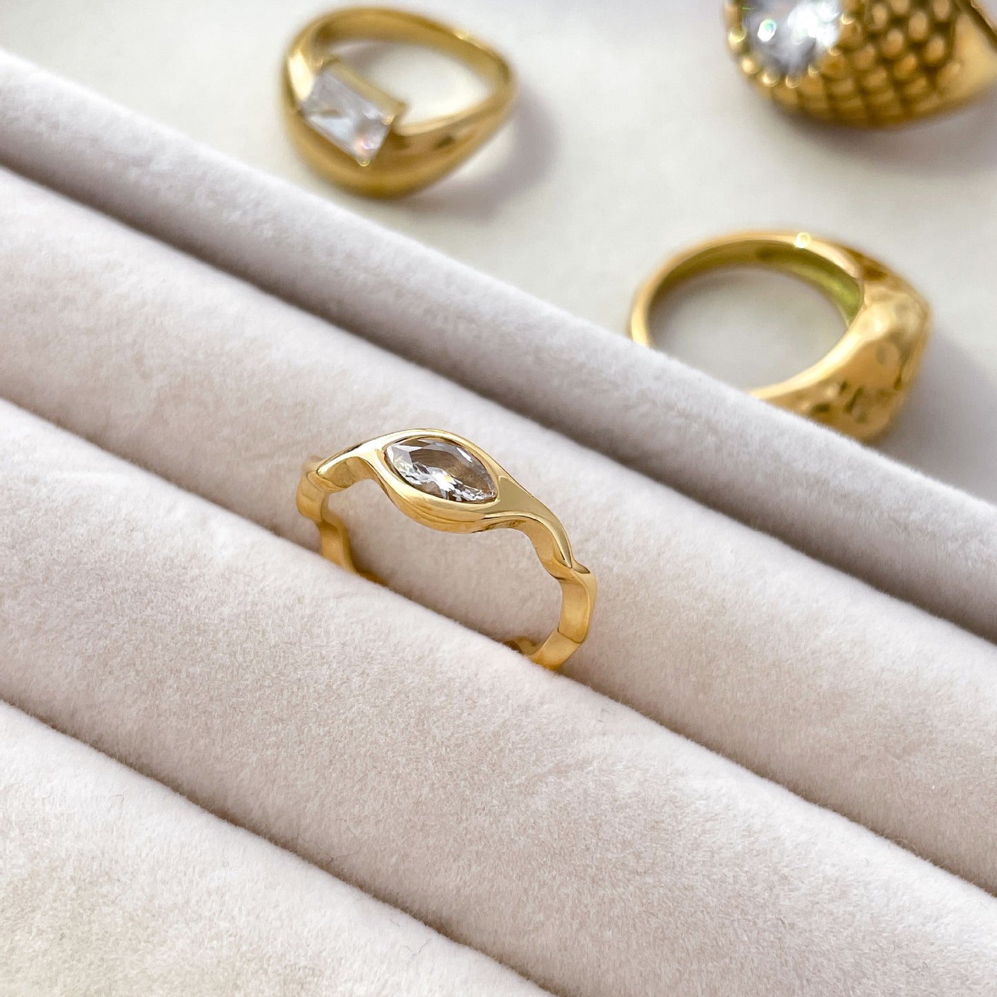 Floral Core Zircon Ring, Black Zircon Eye, Wave-Patterned Star Ti Steel, 18K Gold-Plated