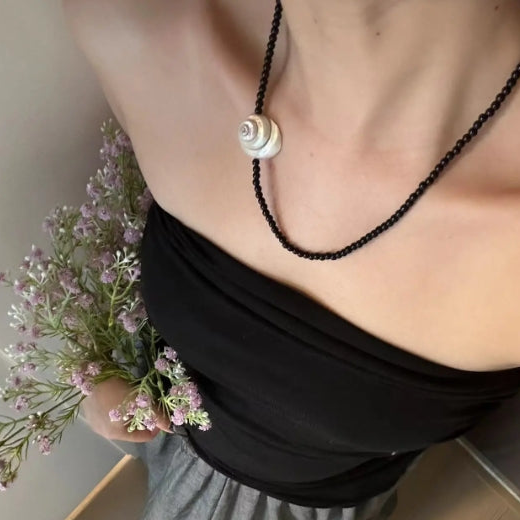 vintage punk-inspired conch necklace with obsidian accents, a Y2Kchoker,  oceanic elements for a unique and niche style
