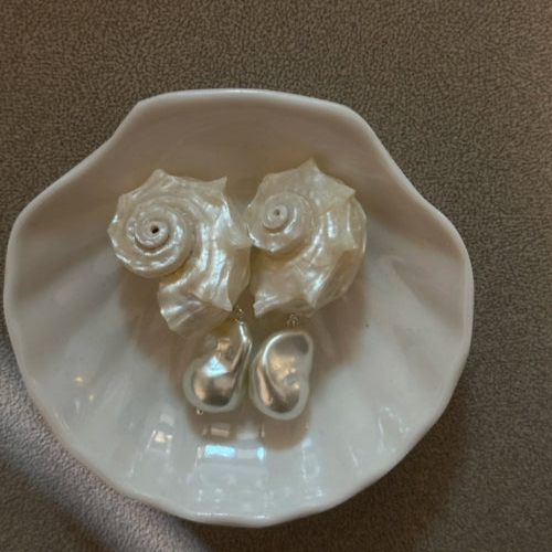 Handcrafted, white conch shell earrings with pearl pendants,natural conch shells,s925 silver studs,unique and exquisite, a perfect gift.