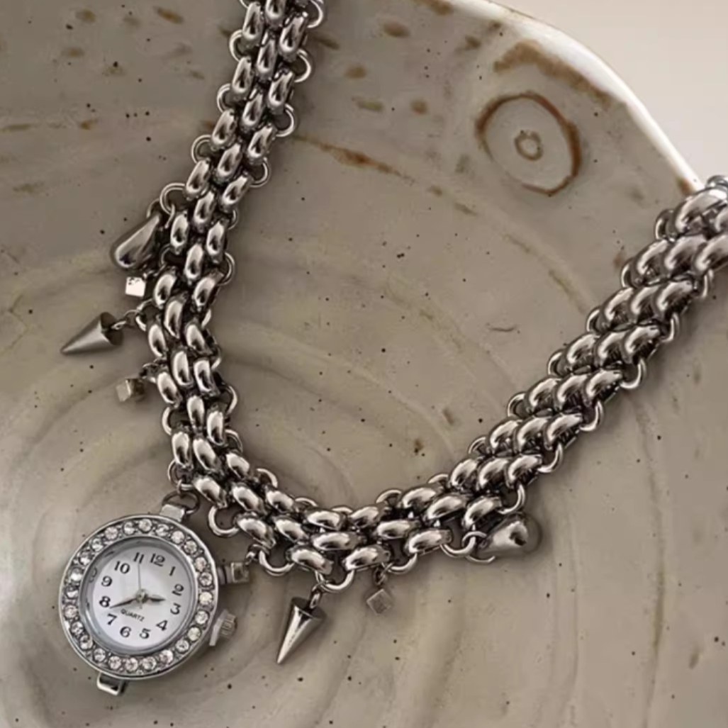 Cyberpunk Silver Vintage Watch Necklace, Gothic Punk Style, Metallic Y2K Necklace, Elegant and Fashionable, Unisex Necklace