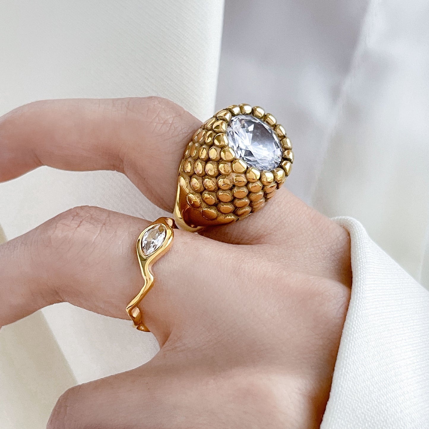Floral Core Zircon Ring, Black Zircon Eye, Wave-Patterned Star Ti Steel, 18K Gold-Plated