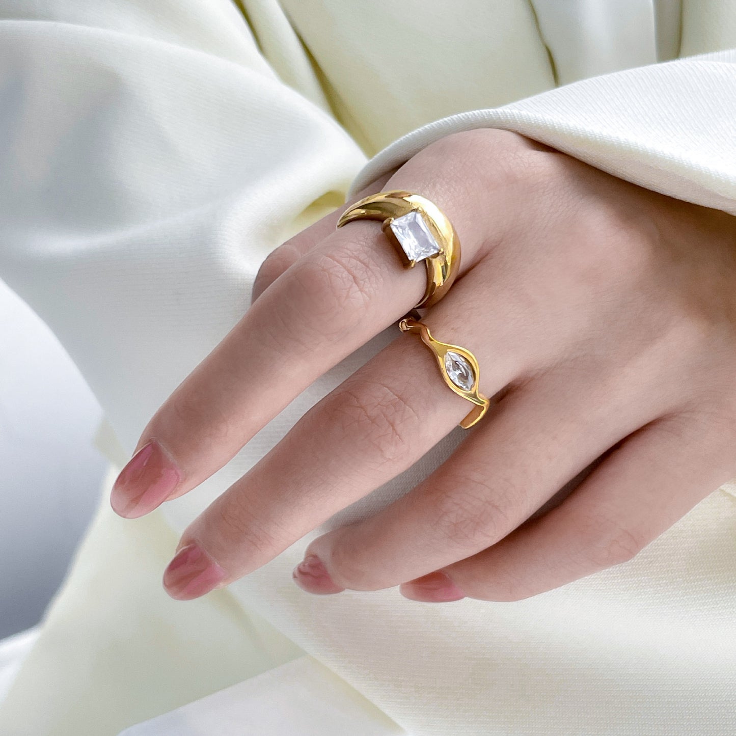 Floral Core Zircon Ring, Black Zircon Eye, Wave-Patterned Star Ti Steel, 18K Gold-Plated