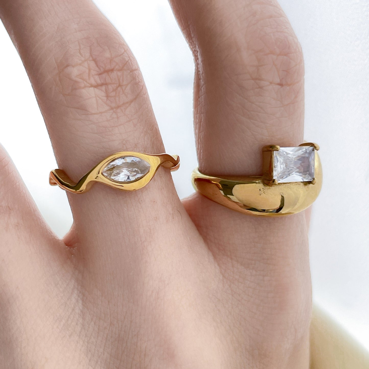 Floral Core Zircon Ring, Black Zircon Eye, Wave-Patterned Star Ti Steel, 18K Gold-Plated