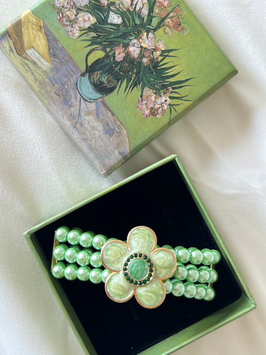 Vintage Green serpentine stone flower stacking pearl bracelet, adorable and unique, elastic chain adjustable.