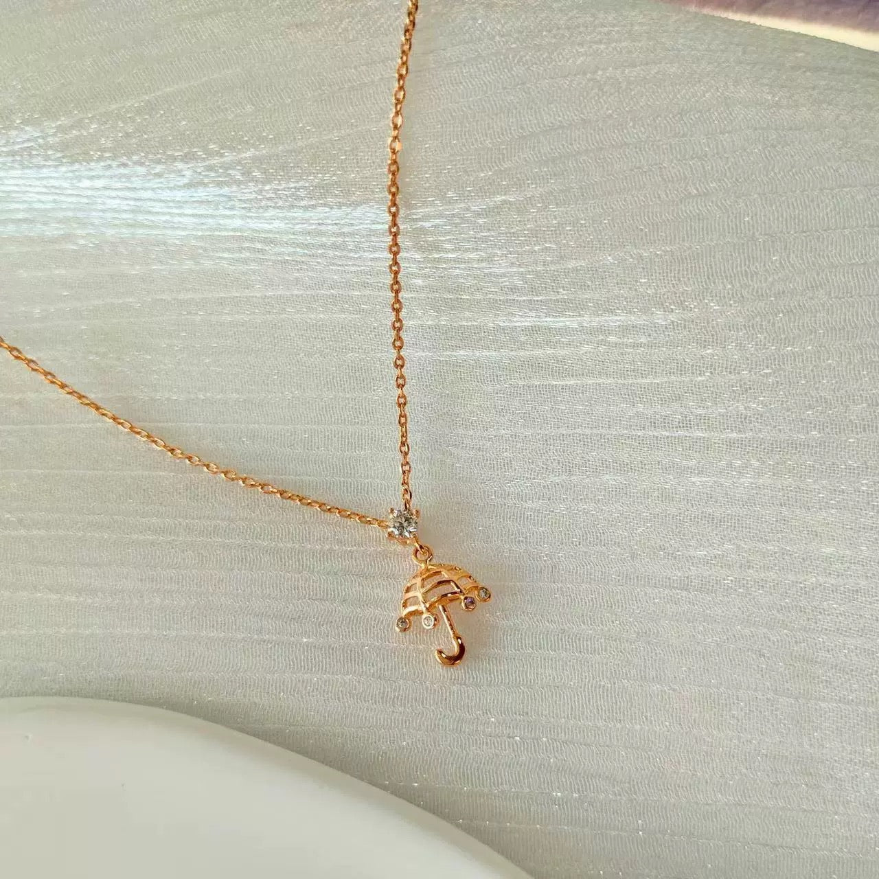 Chic 14K Gold Umbrella Pendant Necklace - Delicate Clavicle Chain for Refined Style